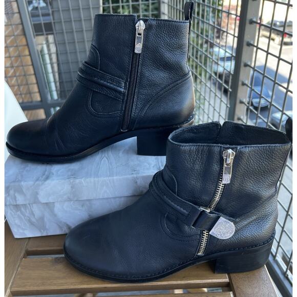 Womens Vince Camuto Black Leather Ankle Moto Side Zip Buckle Boots Size 8.5 M - Picture 1 of 12
